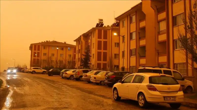 Meteoroloji’den Şaşırtan Uyarı: Çöl Tozu ve Çamur Yağmurlarına Hazırlanın!
