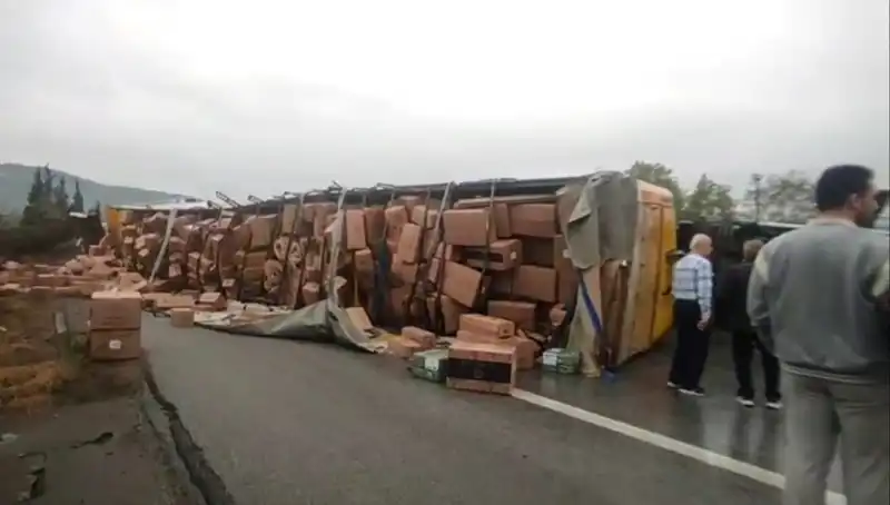 TEM Otoyolu'nda TIR Devrildi, Ankara Yolu Ulaşıma Kapatıldı!