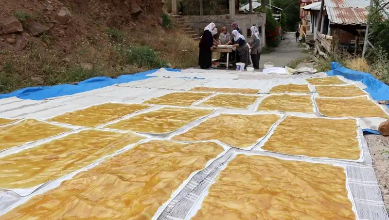 Soğuk Kış Günlerinin Vazgeçilmezi: Dev Kazanlarda Odun Ateşiyle Hazırlanan Lezzetler