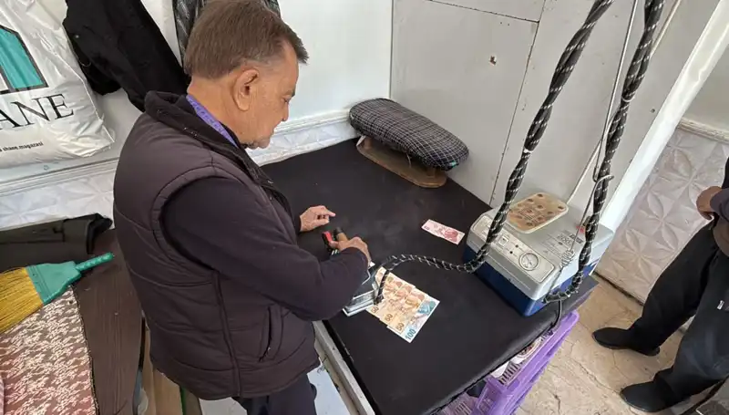 47 Yıllık Terzi Ahmet'in İlginç Alışkanlığı: Ütülenen Paralar