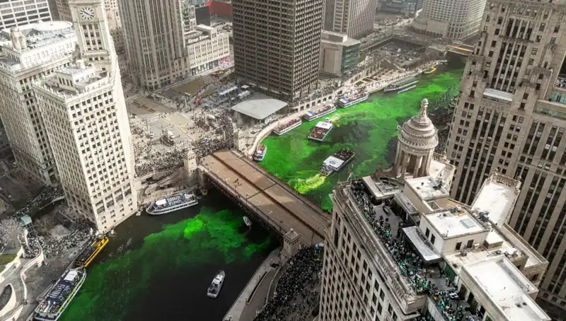 ABD'de Aziz Patrick Günü Coşkusu: Chicago Nehri'nde Yeşil Dalgalar