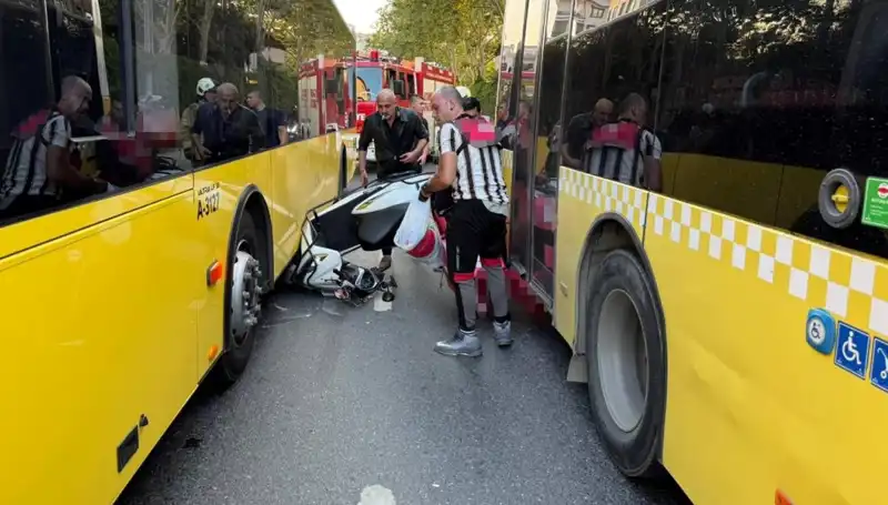 Motosiklet Şehir Trafiğinde İETT Otobüsleri Arasında Mahsur Kaldı