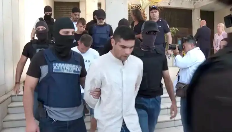 Atina'da Cinayet Şoku: Profesörün Eski Eşi ve 5 Gözaltı!
