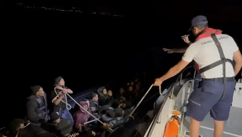 Çeşme'de Denizde Sürüklenen 42 Kaçak Göçmen Kurtarıldı: Dram dolu bir hikaye