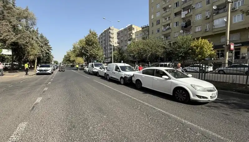 Diyarbakır'da 5 Araç Birbirine Girdi: Kazanın Sebebi Ne?