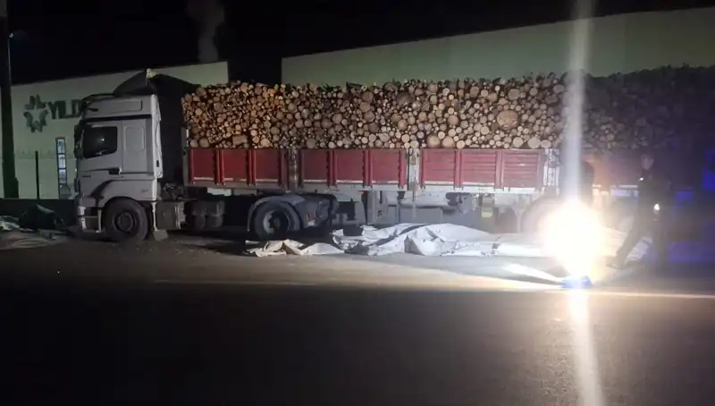 Brandayı Toplayan TIR Sürücüsüne Otomobil Çarptı: Korkunç Kaza Anı