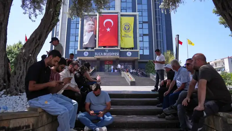 Ücretlerini Alamayan İşçiler Çalıştıkları İş Yerinde Duyarlı Bir Oturma Eylemi Düzenledi