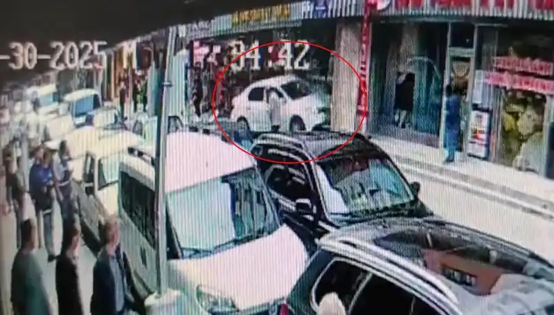 Alkollü Sürücü Mağazaya Daldı, İki Çocuk Kaza Anında Kurtarıldı!