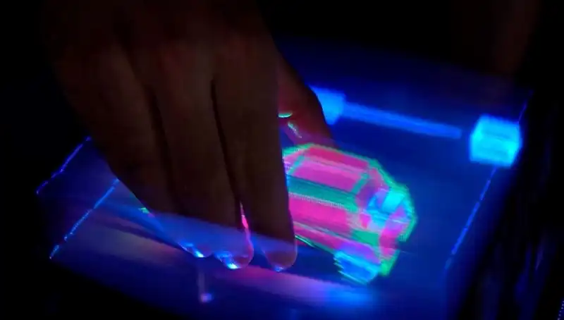 Dünyanın İlk Etkileşimli 3D Hologramı: Teknoloji Devrimi Geliyor!