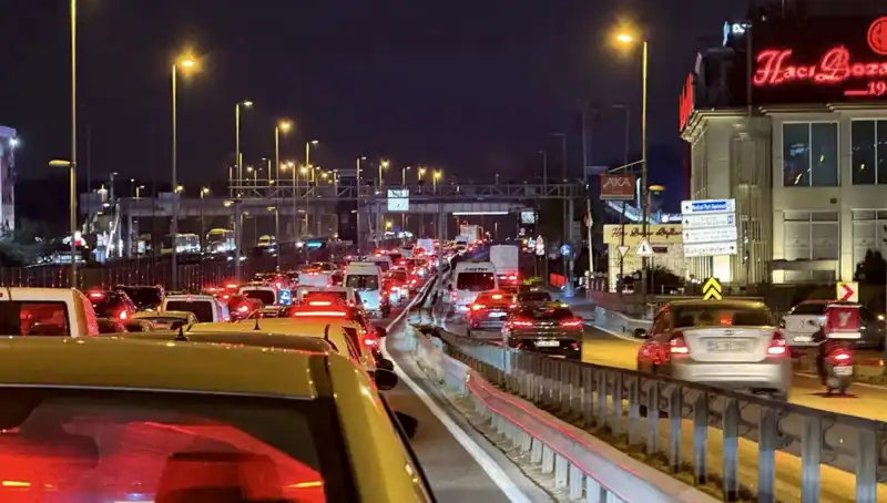 Yenibosna Metrobüs Yaya Üst Geçidinde Heyecan Verici Yenilikler Başlıyor