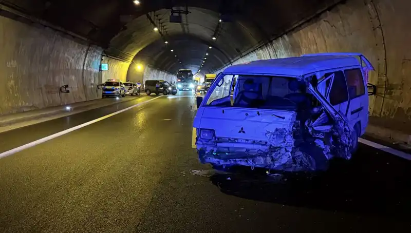 TEM Otoyolu'nda Zincirleme Kaza: Çok Sayıda Yaralı ve Trafik Felç Oldu