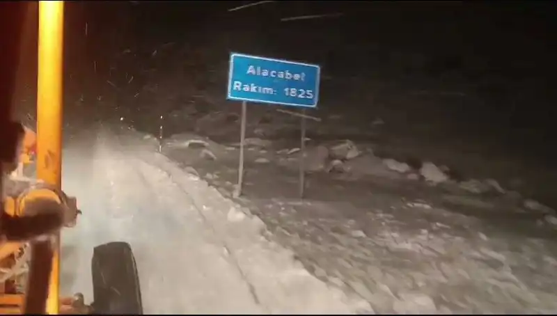 Antalya'da Kışın Müjdeleyen Beklenmedik Kar Yağışı