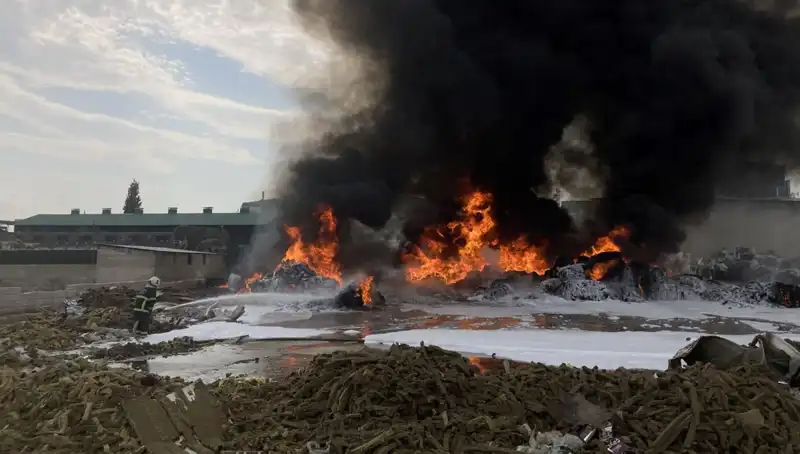Gaziantep'te Geri Dönüşüm Tesisinde Büyüleyici Yangın Olayı