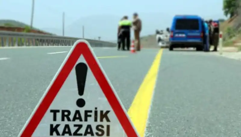 Üzücü Kaza: Otomobil ile Hafif Ticari Araç Çarpıştı, 6 Kişi Hayatını Kaybetti
