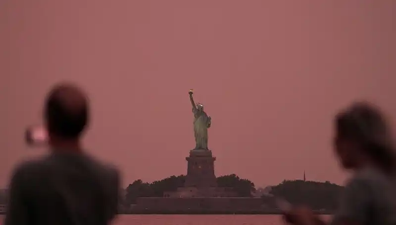 Kanada Orman Yangınlarının Dumanı New York'un Gökyüzünü Karanlığa Boğdu