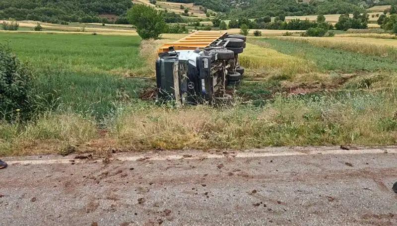Tokat'ta Devrilen Kamyonun İçindeki Şoför Hayatını Kaybetti