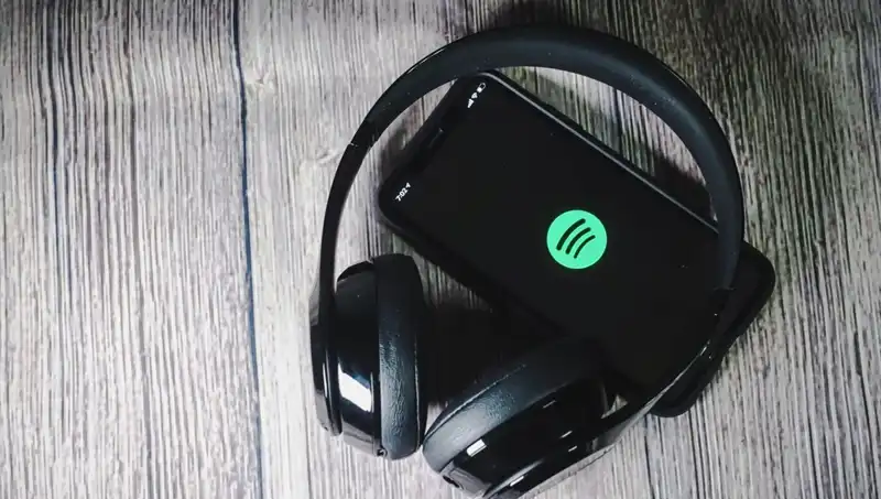 Spotify, Ölü Sanatçıların Şarkılarını Yayınlayarak Yapay Zeka Tartışmalarını Kızıştırıyor