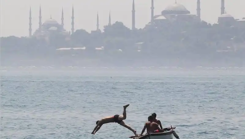 Aşırı Sıcaklar Tüm Türkiye’yi Etkileyecek: 44 Dereceye Kadar Yükselecek