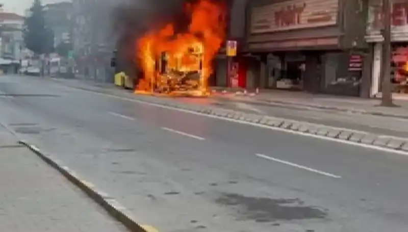 Ümraniye'de Korkutan Yangın: Sıcak Anların Ardından Gelen Panic İçin Hazırlıklı Olun!