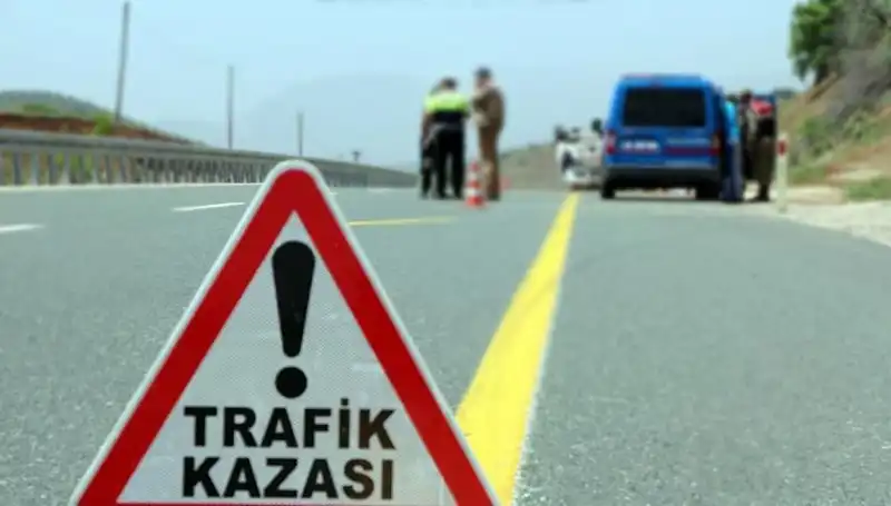 Ticari Araç ile Otomobil Çarpıştı: 5 Kişi Yaralandı, Olay Yerinde Korku Dolu Anlar